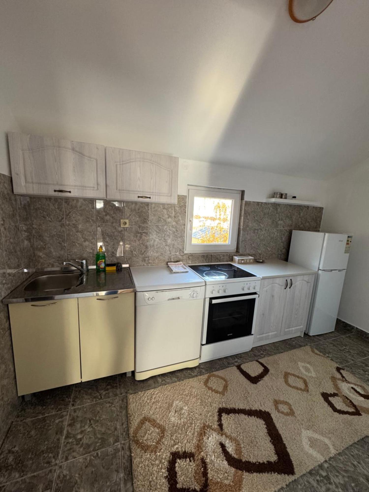 פודגוריצה Apartmani Breze מראה חיצוני תמונה